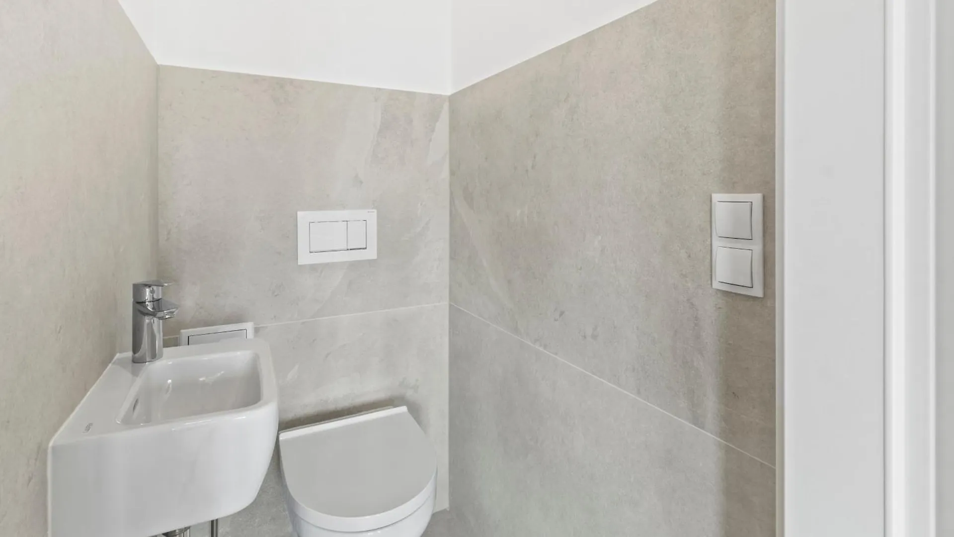 Feelhome-Balkon-Zentrum-6 Gaeste-Wifi-Smart Tv Vienna