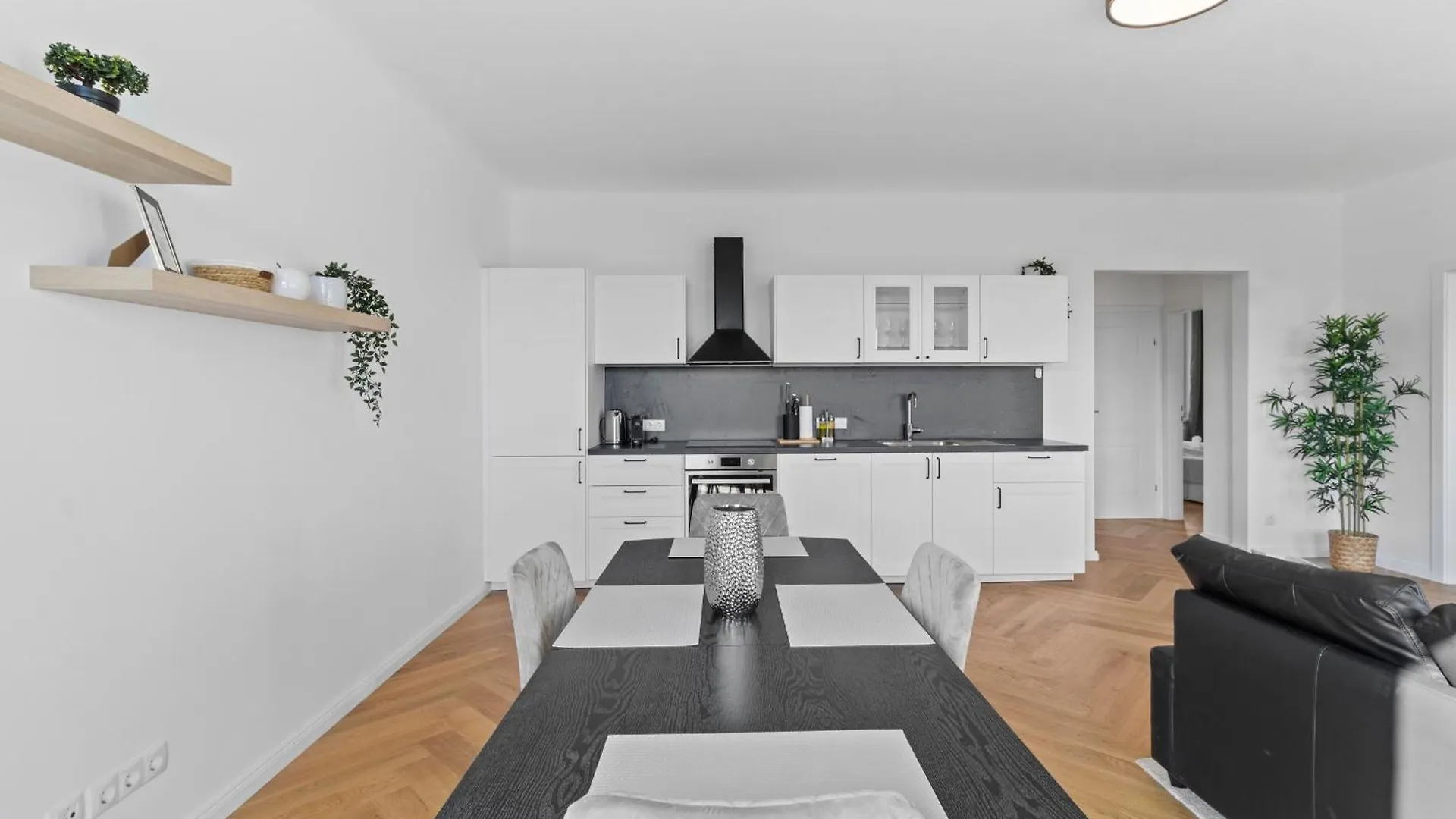 Feelhome-Balkon-Zentrum-6 Gaeste-Wifi-Smart Tv Vienna Apartment
