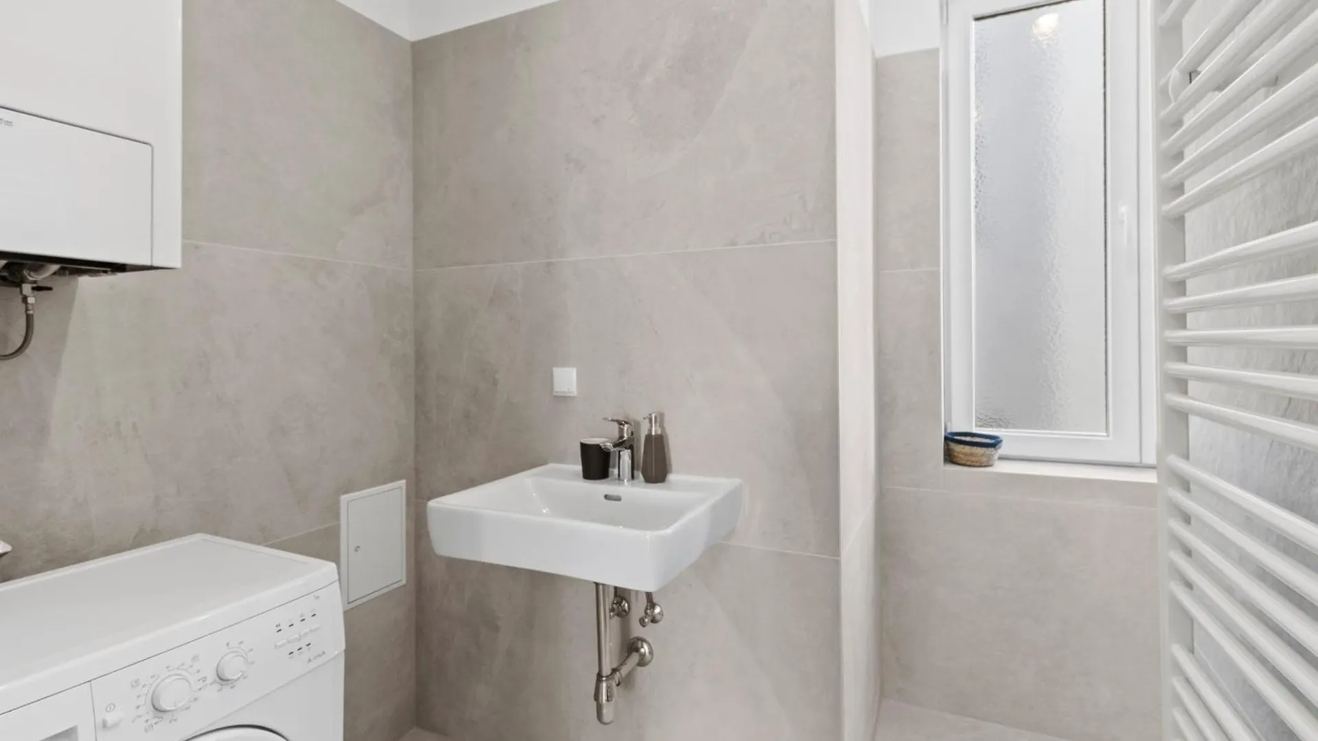 Feelhome-Balkon-Zentrum-6 Gaeste-Wifi-Smart Tv Vienna 0*,  Austria