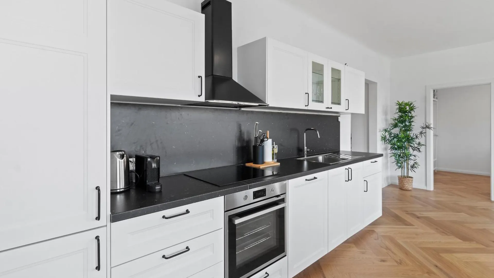 Feelhome-Balkon-Zentrum-6 Gaeste-Wifi-Smart Tv Vienna 0*,  Austria